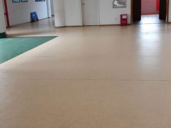 目前办公,商业、教育、医疗、电子车间等场所为什么都选用PVC地板?